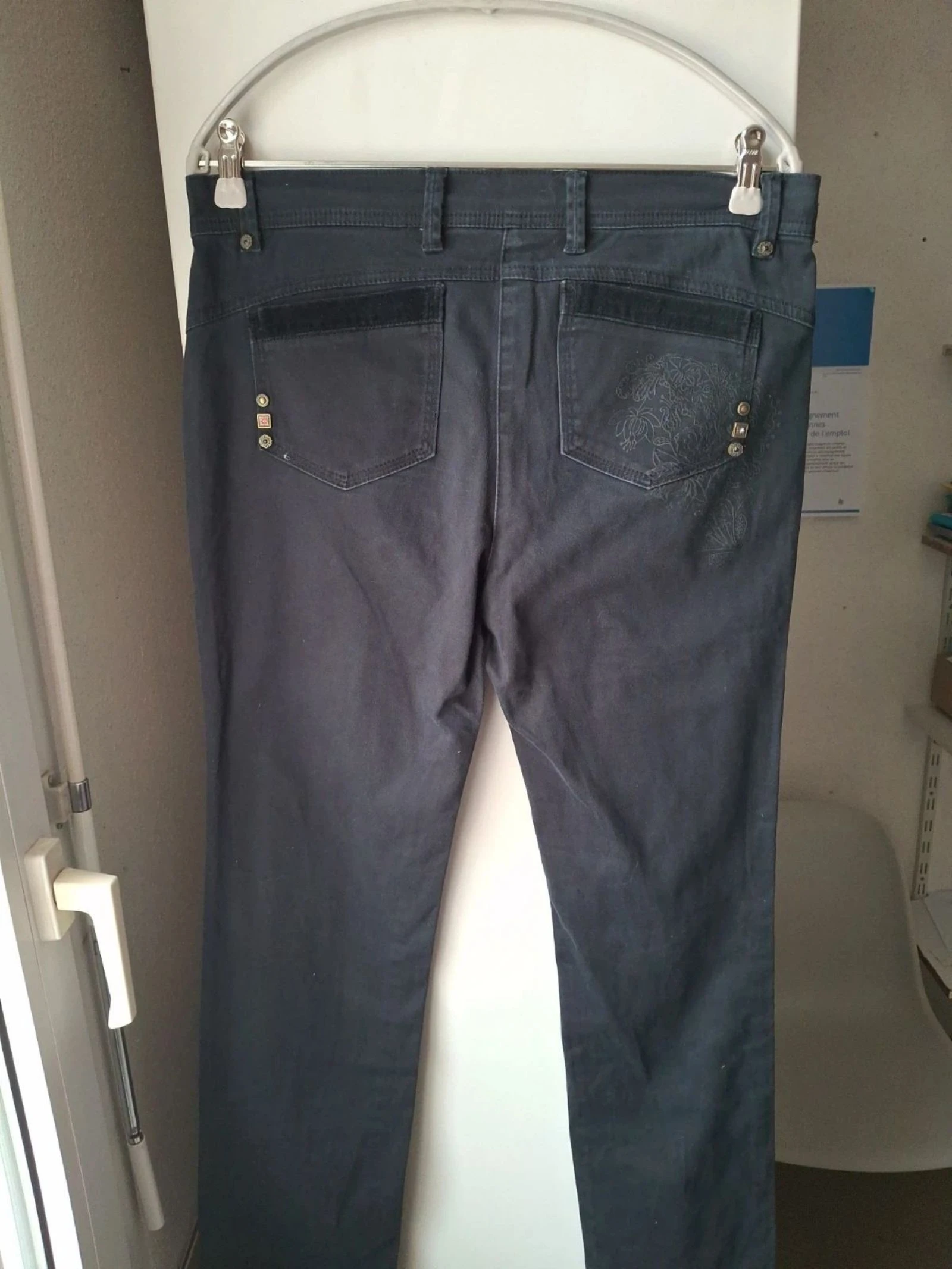 Jeans preto com bordados – photo 2